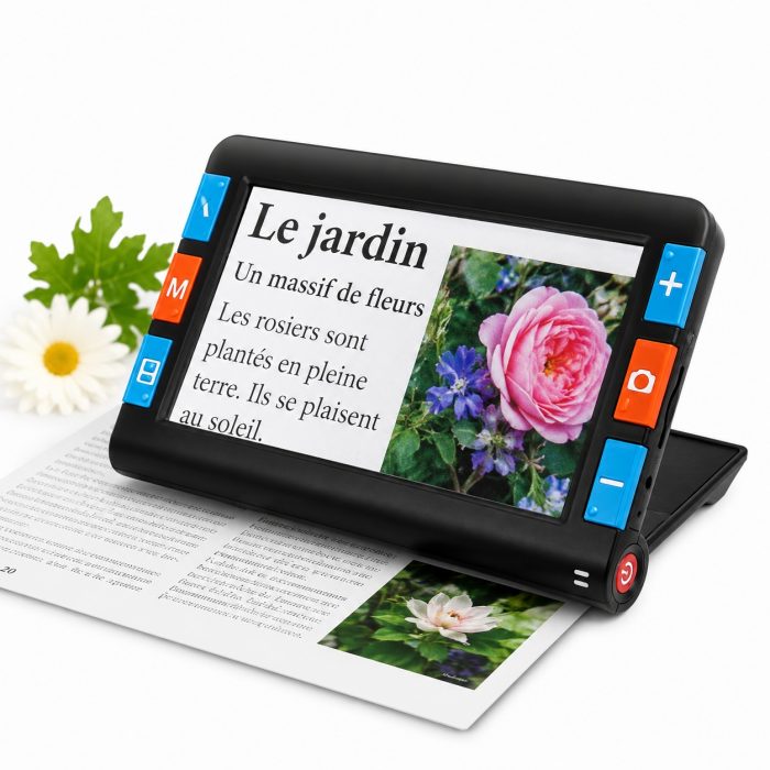 Loupe-CASA-7-e1779642150681 - PFA PRO Handheld reading device displays a French garden article and a flower photo over a newspaper.